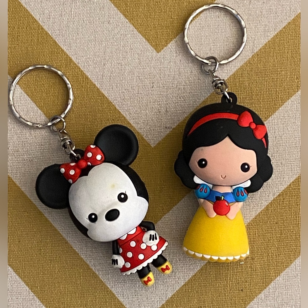 2 Disney 3D figural key rings series 1 Minnie and Snow White (M2)